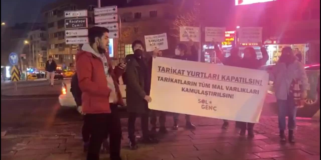 SOL GENÇ ÜYELERİNDEN “ENES KARA” EYLEMİ: “TARİKAT YURTLARI KAPATILMALI, TARİKATLARIN TÜM VARLIKLARI KAMULAŞTIRILMALIDIR”