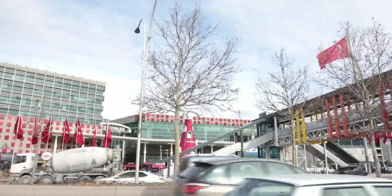 BAŞKENT, YÜRÜYEN MERDİVENLİ VE ASANSÖRLÜ YENİ YAYA ÜST GEÇİTLERİNE KAVUŞUYOR