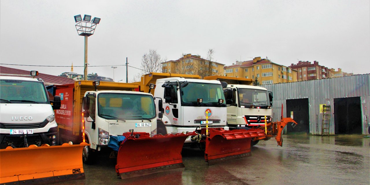 MALTEPE'DE BELEDİYE EKİPLERİ KARLA MÜCADELEYE HAZIR