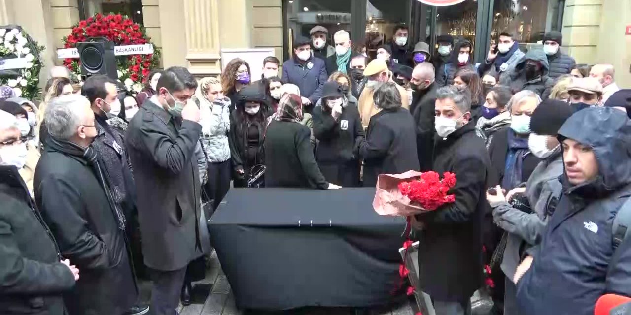 ÖLDÜRÜLEN AVUKAT DİLARA YILDIZ İÇİN İSTANBUL BAROSU ÖNÜNDE TÖREN DÜZENLENDİ: "GERÇEKTEN SÖZÜN BİTTİĞİ YERDEYİZ"