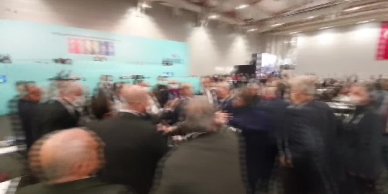 İBB MECLİSİ’NDE GERGİNLİK ÇIKTI. AKP VE CHP'Lİ ÜYELER ARASINDA İTİŞME YAŞANDI, OTURUMA ARA VERİLDİ