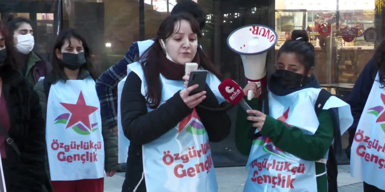 İZMİR'DE ÖĞRENCİLERDEN "TARİKAT YURTLARI KAPATILSIN" EYLEMİ