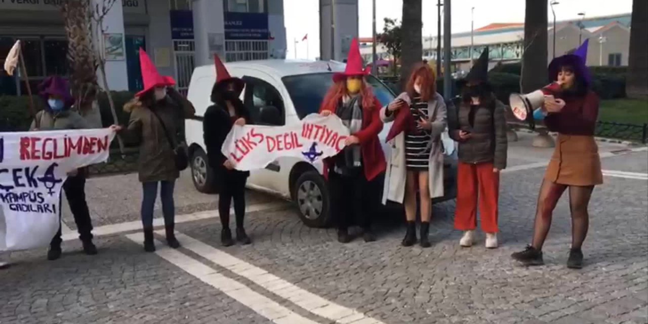 İZMİR'DE VERGİ DAİRESİ ÖNÜNDE HİJYENİK PED PROTESTOSU