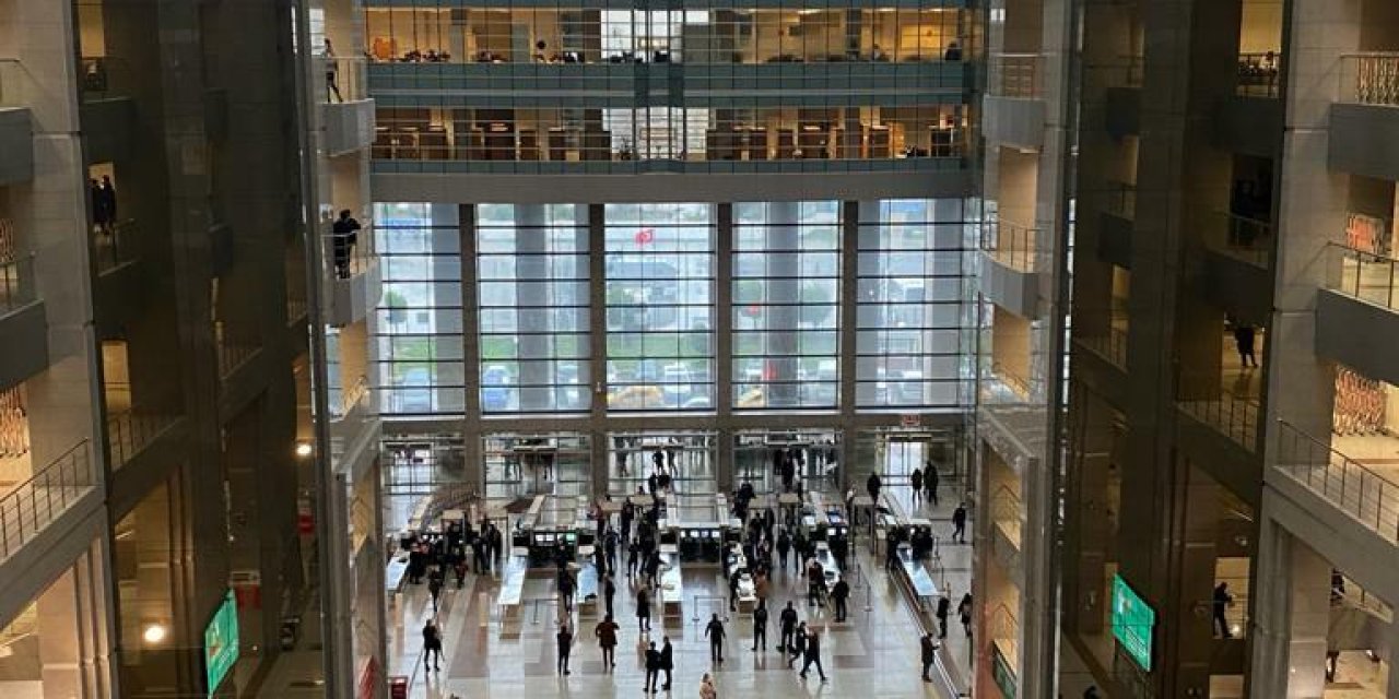 KENDİLERİNİ POLİS DİYE TANITARAK GASP İÇİN GİRDİKLERİ EVDE BİR KİŞİYİ ÖLDÜRDÜKLERİ GEREKÇESİYLE GÖZALTINA ALINAN 8 ŞÜPHELİDEN 2'Sİ TUTUKLANDI