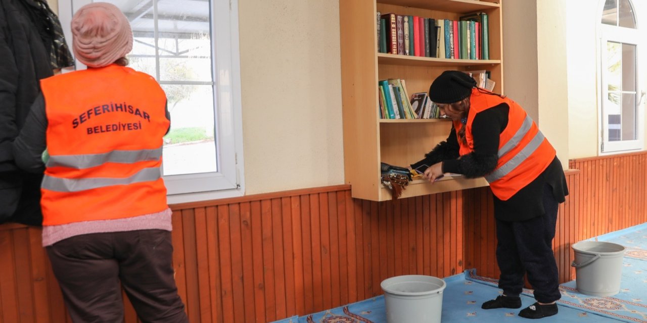 SEFERİHİSAR BELEDİYESİ'NDEN İBADETHANELERE TEMİZLİK ÇALIŞMASI