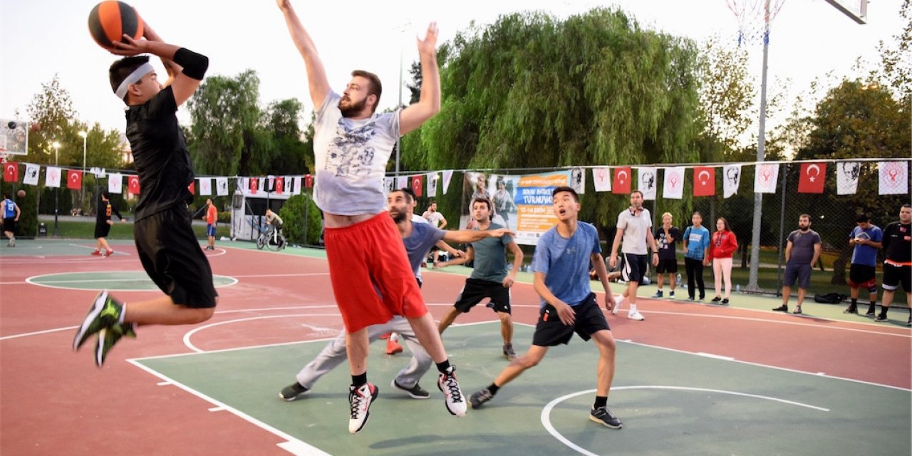 BORNOVA’DA BASKETBOL SAHALARI YENİLENİYOR