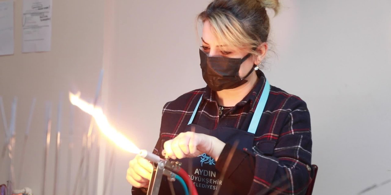 AYDIN’IN NAZAR BONCUKLARI BÜYÜKŞEHİR BELEDİYESİ KURSLARINDA ÜRETİLİYOR