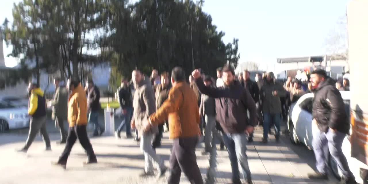 ANKARA'DAKİ PAZARCILAR HALDEKİ UYGULAMALARI PROTESTO ETTİ. PAZARCILAR TEZGAH AÇMAYACAK