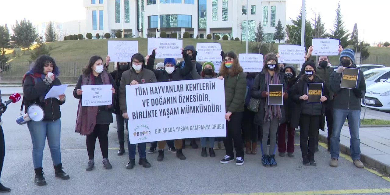 BİR ARADA YAŞAM KAMPANYA GRUBU'NDAN BAKANLIK ÖNÜNDE "YASAKLI IRK" PROTESTOSU: “AKP ELİNİ HAYVANLARDAN ÇEK!”