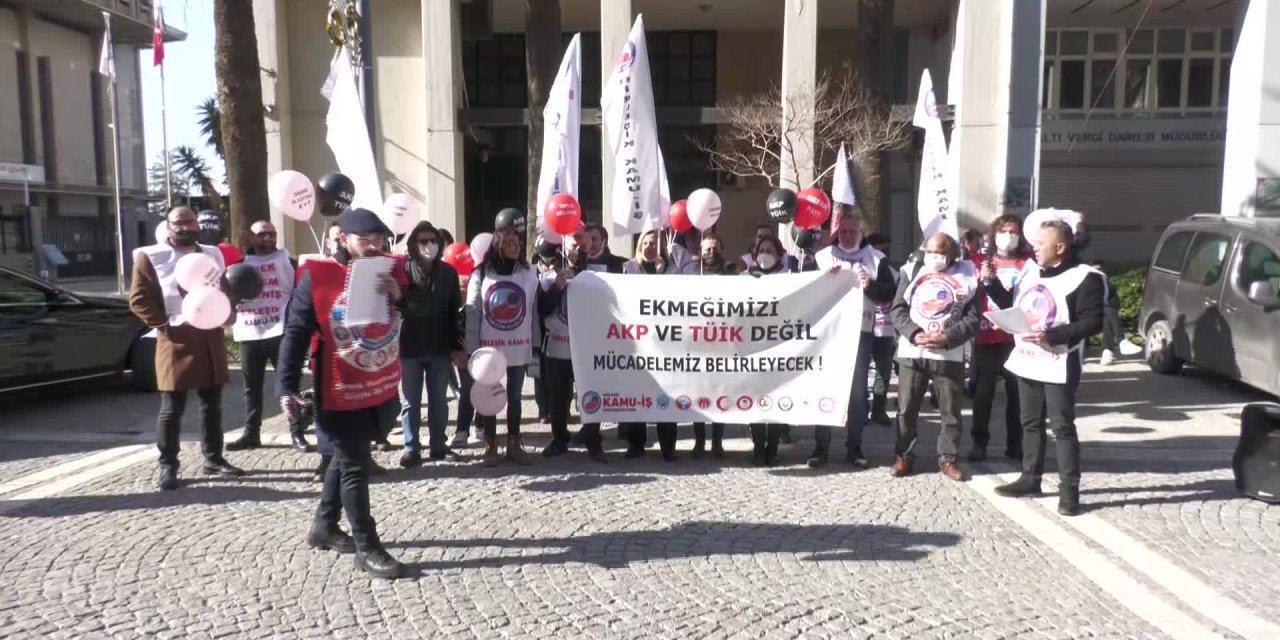 İZMİR'DE MEMURLARDAN BALONLU PROTESTO: "EKMEĞİMİZİ AKP VE TÜİK DEĞİL, MÜCADELEMİZ BELİRLEYECEK"