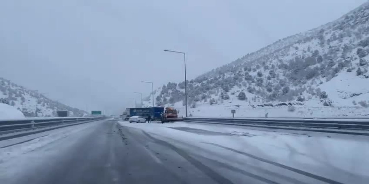 NİĞDE-ADANA OTOYOLUNDA ZİNCİRLEME KAZA: YOL TRAFİĞE KAPATILDI