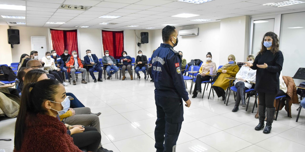 ADANA BÜYÜKŞEHİR'DEN ÇALIŞANLARINA İŞARET DİLİ EĞİTİMİ