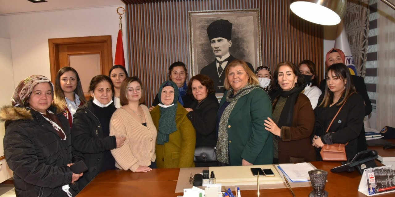 İYİ PARTİ KADIN KOLLARINDAN CEYHAN BELEDİYE BAŞKANI ERDEM’E ZİYARET