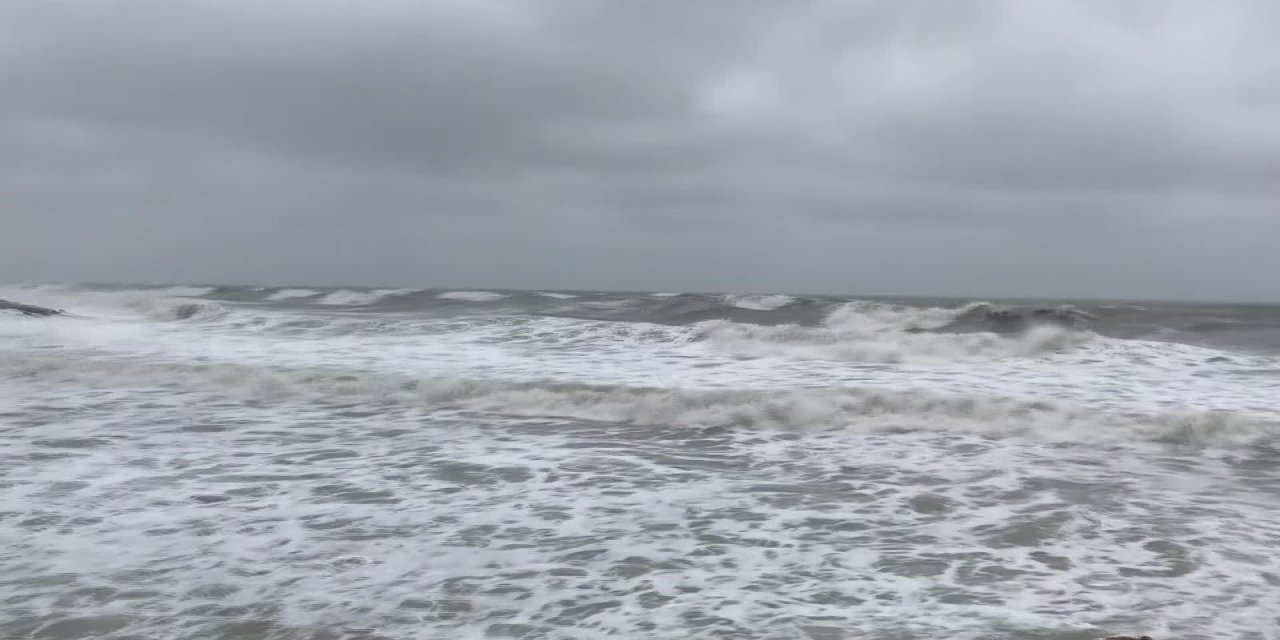 AKÇAKOCA'DA DALGALAR MENDİREĞİ AŞTI