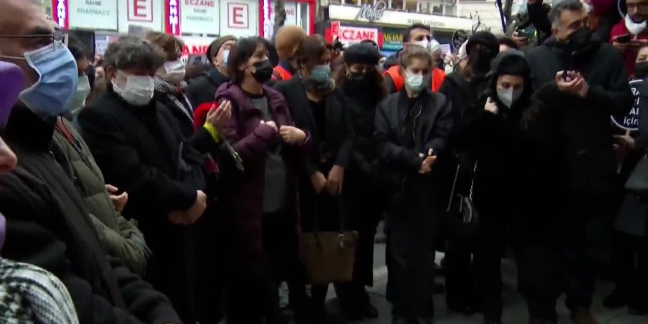 HRANT DİNK, 15. ÖLÜM YILDÖNÜMÜNDE ANILDI: "SENİ TOPRAĞA VERİRKEN BURADAN YÜKSELEN İSYAN VE İTİRAZ SESİ SUSMADI, SUSMAYACAK"