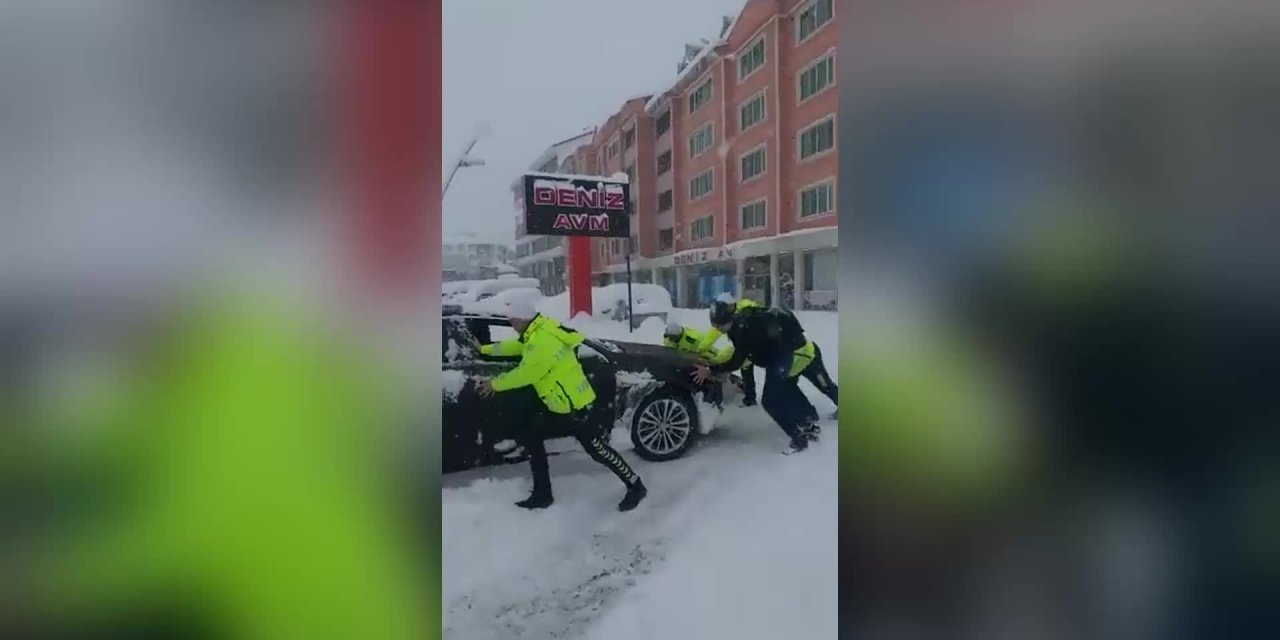 TEK KATLI EVLER VE ARAÇLAR KARDA KAYBOLDU