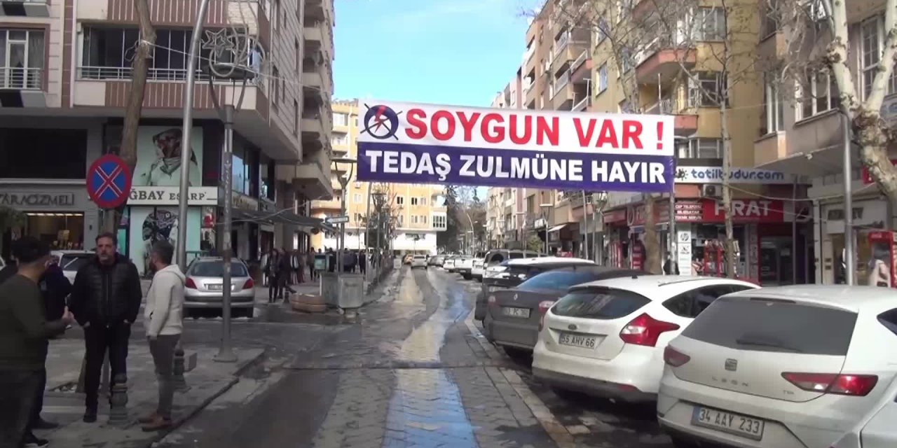 ŞANLIURFA’DA ESNAF YÜKSEK ELEKTRİK FATURALARINI “SOYGUN VAR” PANKARTI İLE PROTESTO ETTİ
