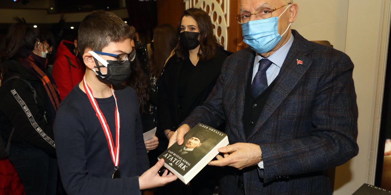 YENİMAHALLE BELEDİYE BAŞKANI YAŞAR, ÖĞRENCİLERİN KARNE SEVİNCİNE ORTAK OLDU