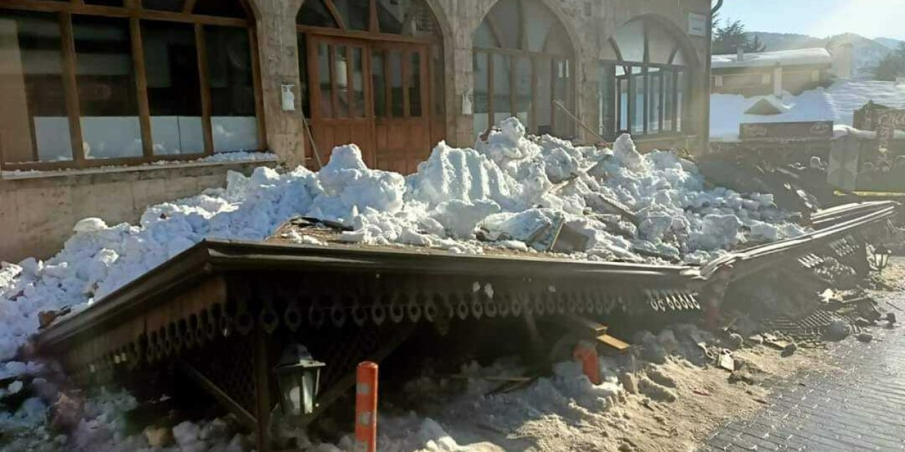 CAMİ SUNDURMASI, CEMAATİN ÜZERİNE DÜŞTÜ: 5 YARALI