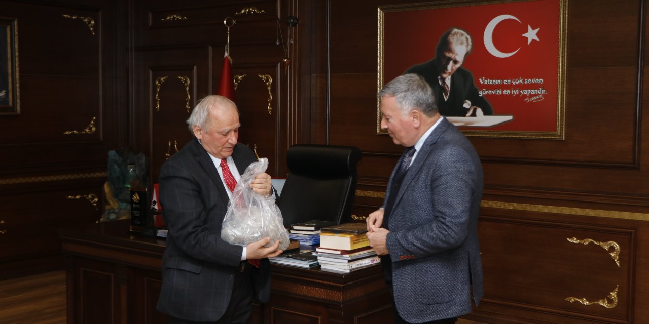 HONAZ'LI YAZAR SELANİK'TEN GETİRDİĞİ MÜBADELE BELGELERİNİ BELEDİYE BAŞKANI KEPENEK İLE PAYLAŞTI