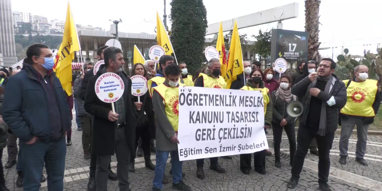 İZMİR'DE 'ÖĞRETMENLİK MESLEK KANUNU' PROTESTOSU: "DERHAL GERİ ÇEKİLMELİ"
