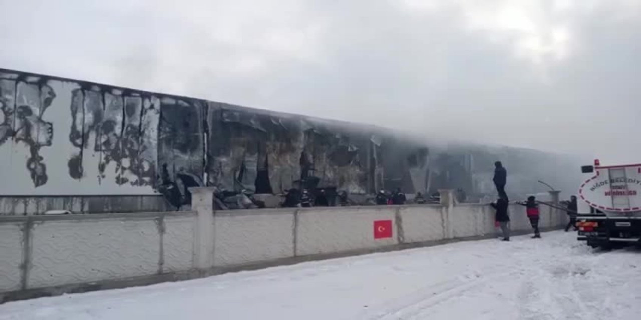 NİĞDE'DE BAKIR KABLO FABRİKASINDA YANGIN ÇIKTI