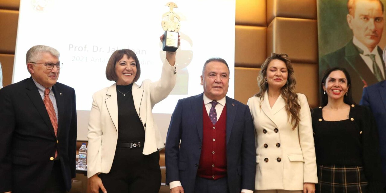 ANTALYA'DA YILIN KADINI ÖDÜLÜ HEMŞİRE ARAZ’A