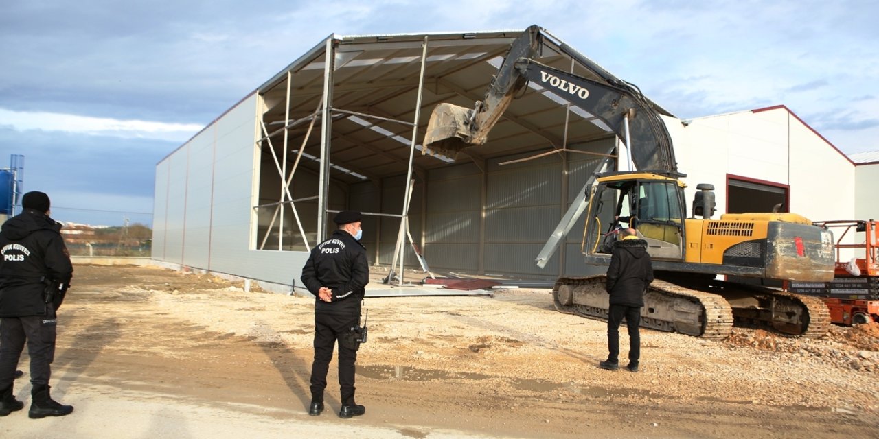 NİLÜFER BELEDİYESİ, KAÇAK FABRİKA İNŞAATINI YERLE BİR ETTİ