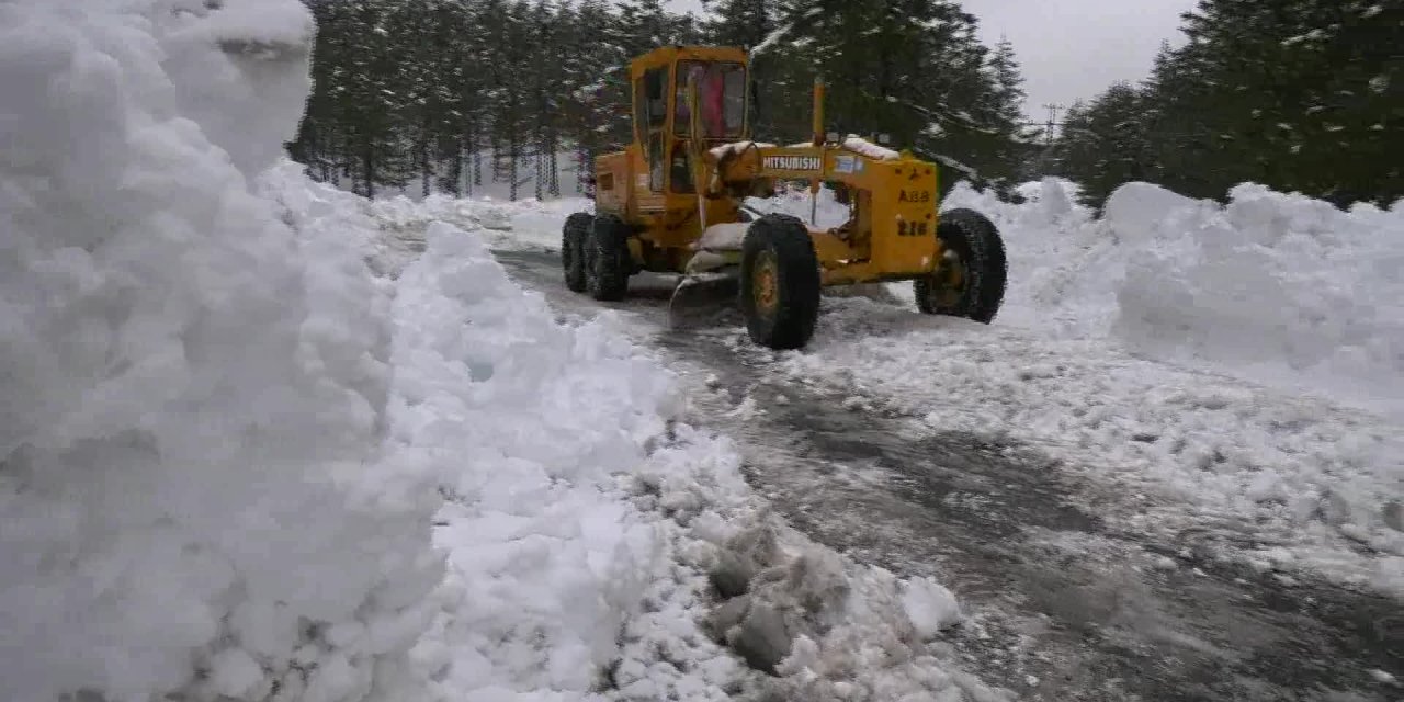 ANTALYA’DA YOĞUN KAR MÜCADELESİ DEVAM EDİYOR