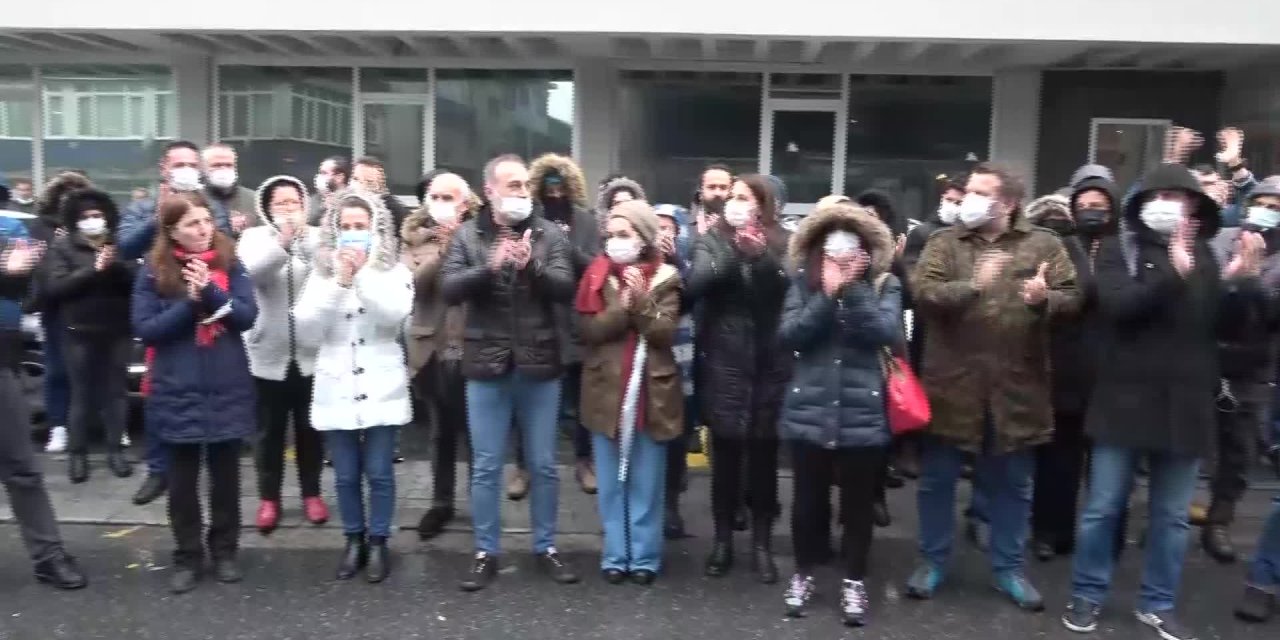 DİGİTÜRK ÇALIŞANLARINDAN YÜZDE 17’LİK MAAŞ ZAMMININA ALKIŞLI PROTESTO