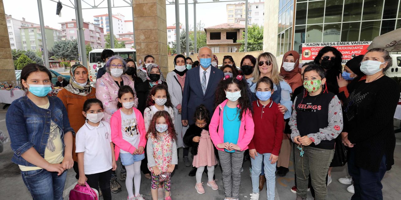 YENİMAHALLE BELEDİYE BAŞKANI YAŞAR, KADIN EMEĞİ SERGİSİ’Nİ GEZDİ