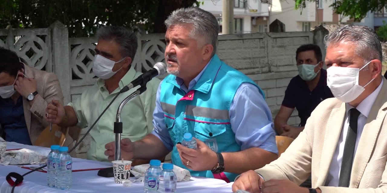 LÜLEBURGAZ'DA MAHALLELİLER KENDİ SOKAKLARINI KENDİLERİ SÜPÜRÜYOR