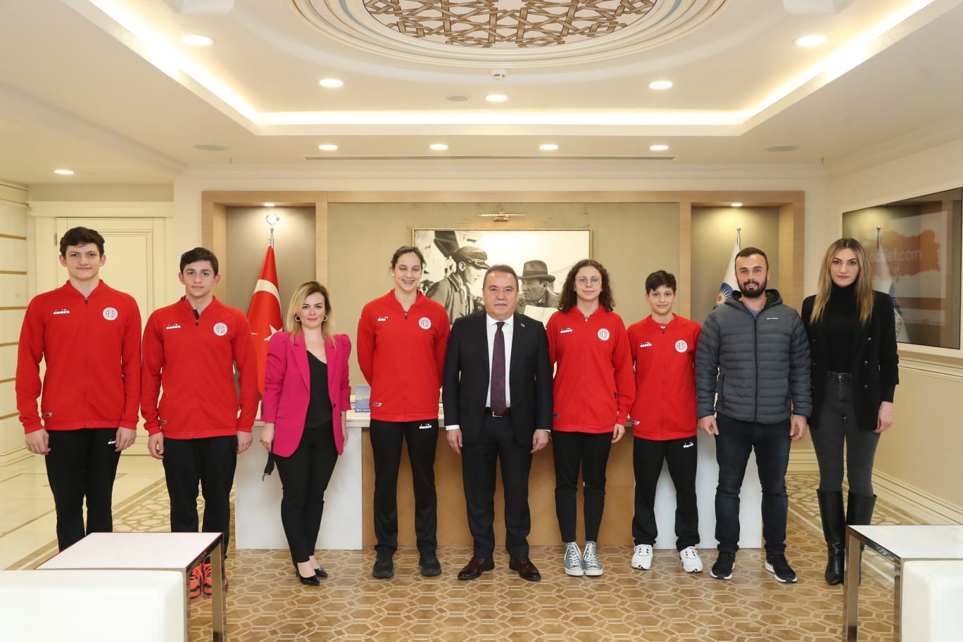 Antalyaspor Yüzme Takımı’ndan Başkan Böcek’e ziyaret