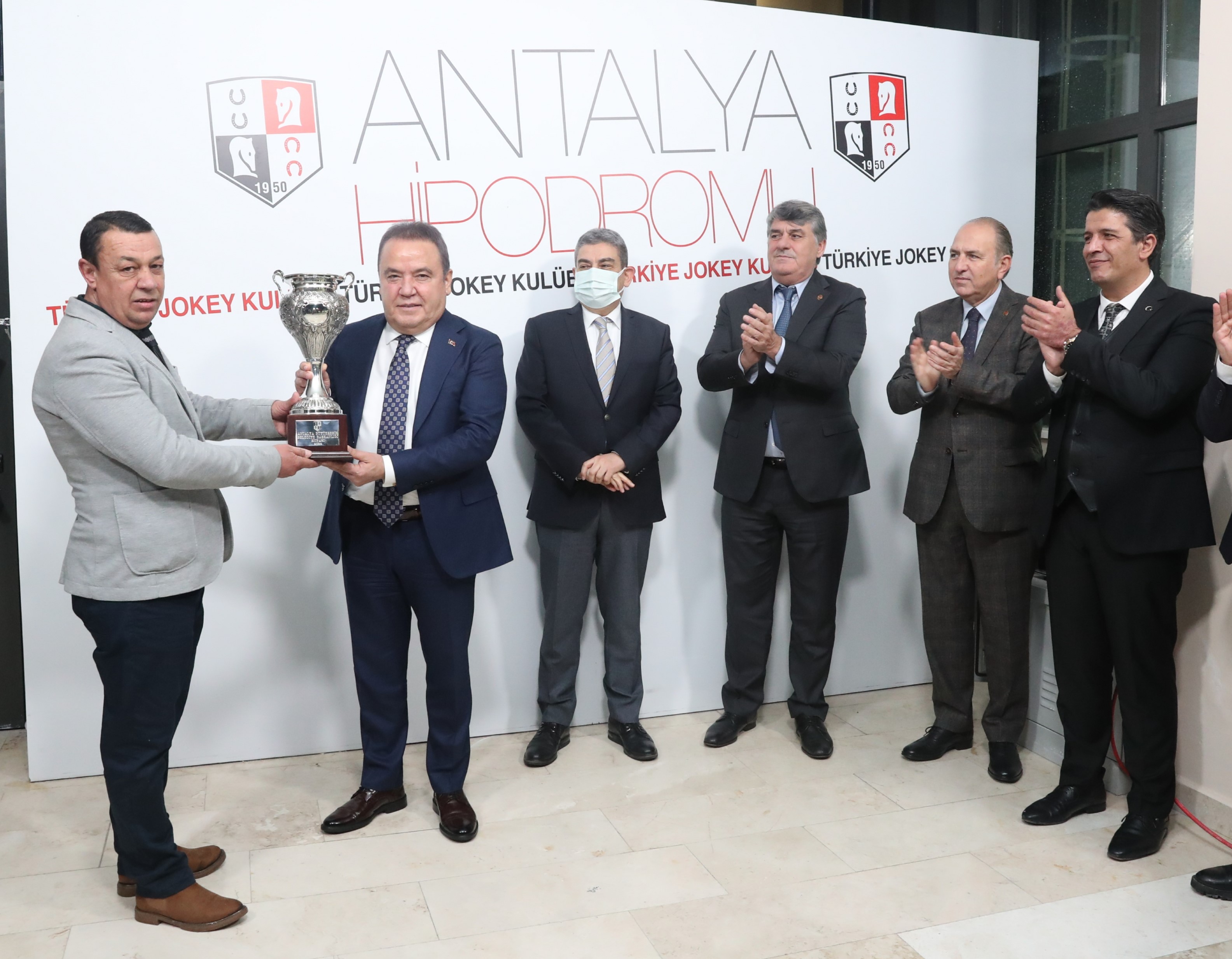 Antalya Büyükşehir Belediye Başkanlığı Koşusu düzenlendi Kuzey Yağmuru pist rekoru kırdı