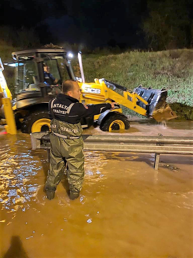 Büyükşehir geceyi teyakkuzda geçirdi
