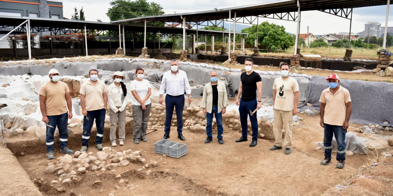BORNOVA BELEDİYESİ PERSONELİ, YASSITEPE HÖYÜĞÜ’NDE KAZI ÇALIŞMALARINA KATILACAK
