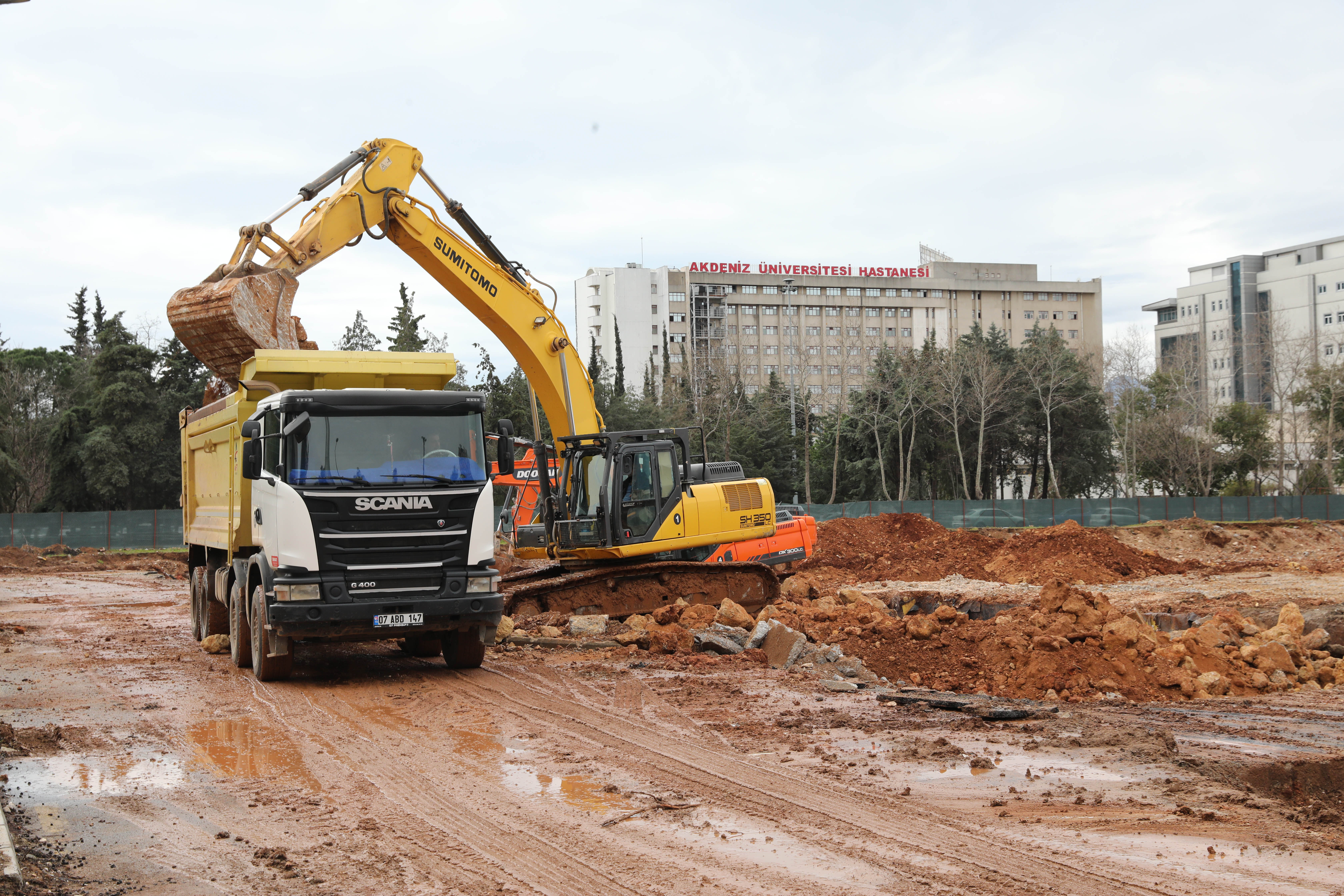 Büyükşehir Tıp Fakültesi Otoparkının temelini atıyor