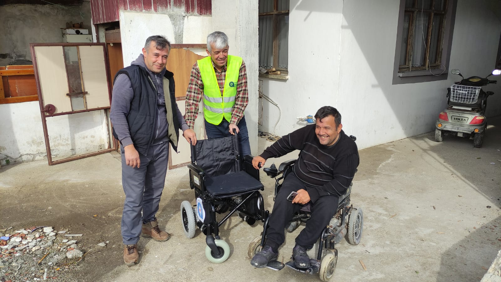 Büyükşehir’den Demreli engelli vatandaşa tekerlekli sandalye