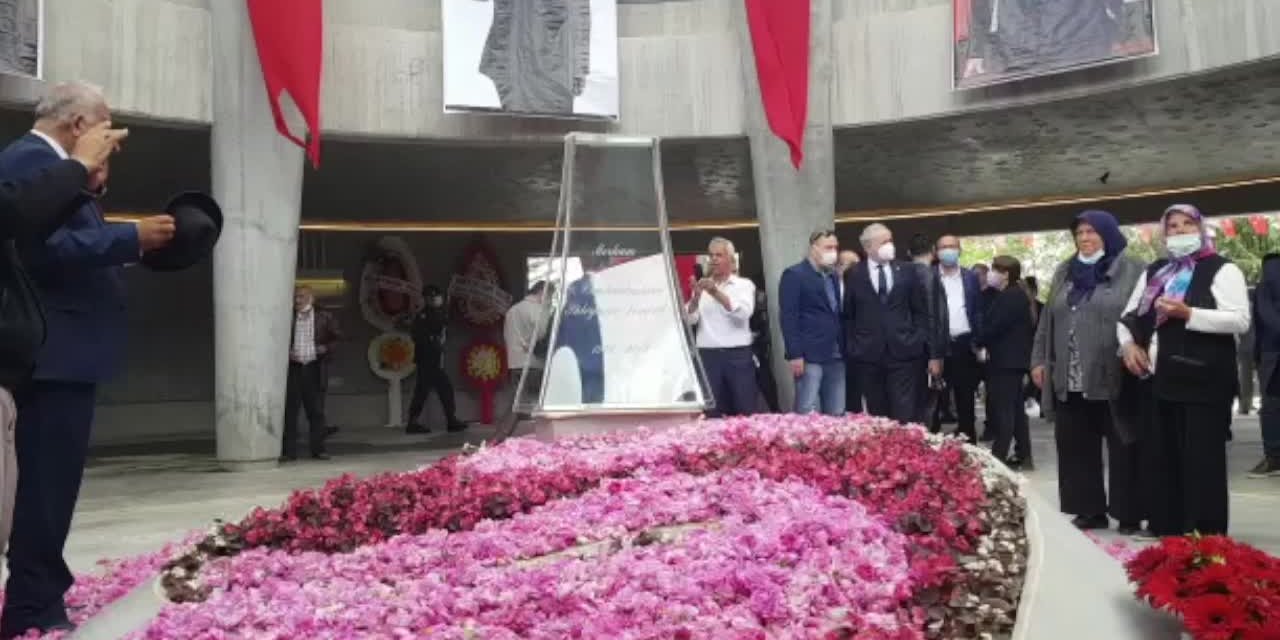 9'NCU CUMHURBAŞKANI DEMİREL, MEZARI BAŞINDA ANILDI