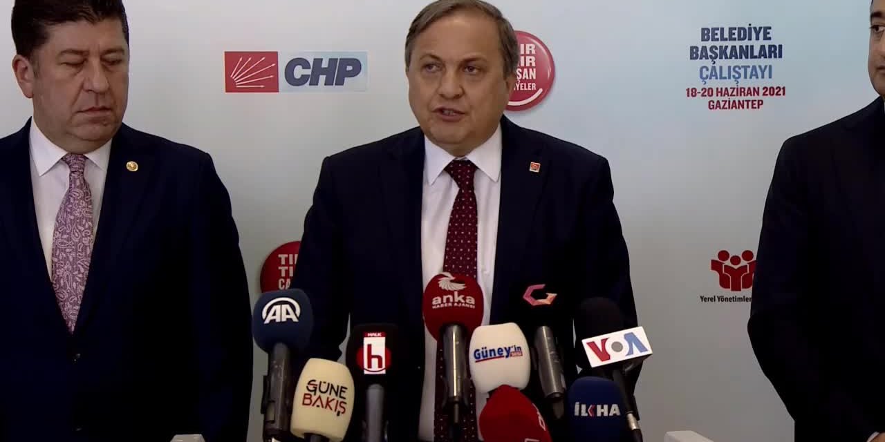 Kavşakta Çarpışan Araçlar Hurdaya Döndü: 2 Yaralı