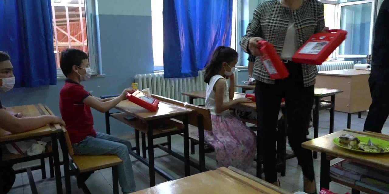 ATAKUM BELEDİYESİ’NDEN ÖĞRENCİLERE KARNE HEDİYESİ