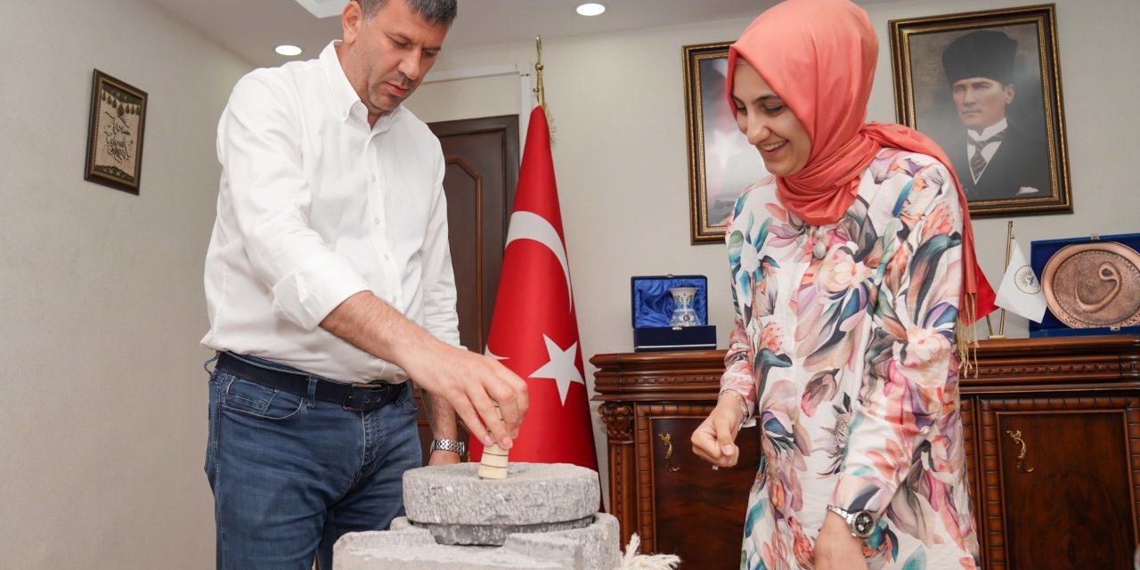 CHP’Lİ KADIKÖY BELEDİYE BAŞKANI ODABAŞI'NDAN, SİVEREK’İN AKP’Lİ KADIN BELEDİYE BAŞKANI ÇAKMAK'A ZİYARET