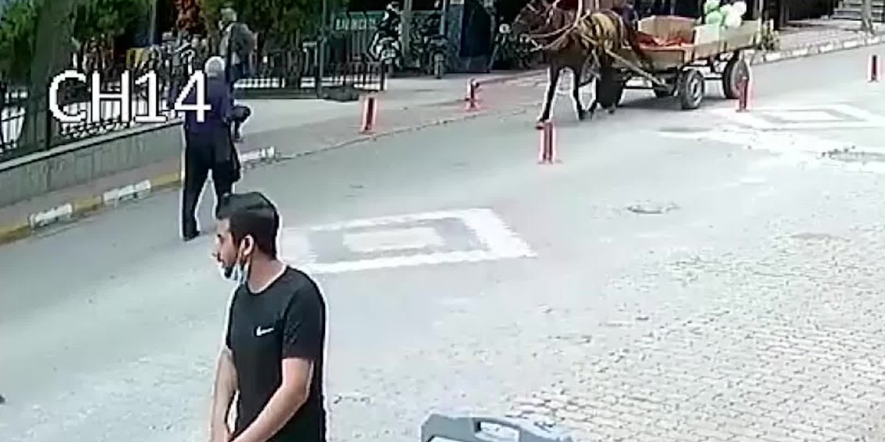 84 YAŞINDA ADAMIN ÜZERİNDEN AT ARABASI GEÇTİ