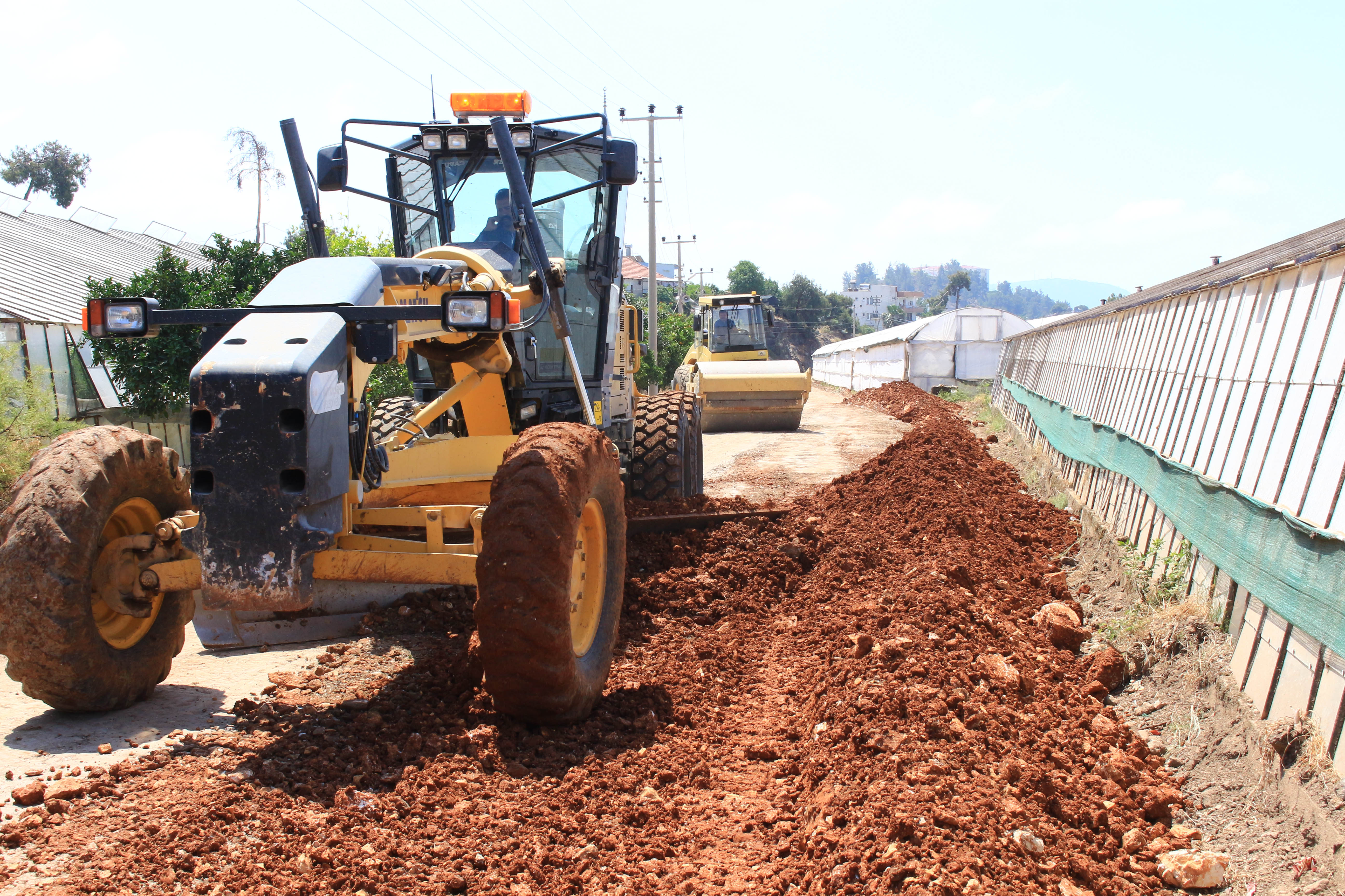 Kumluca’da Bozulan Yollarda Asfalt Hazırlığı
