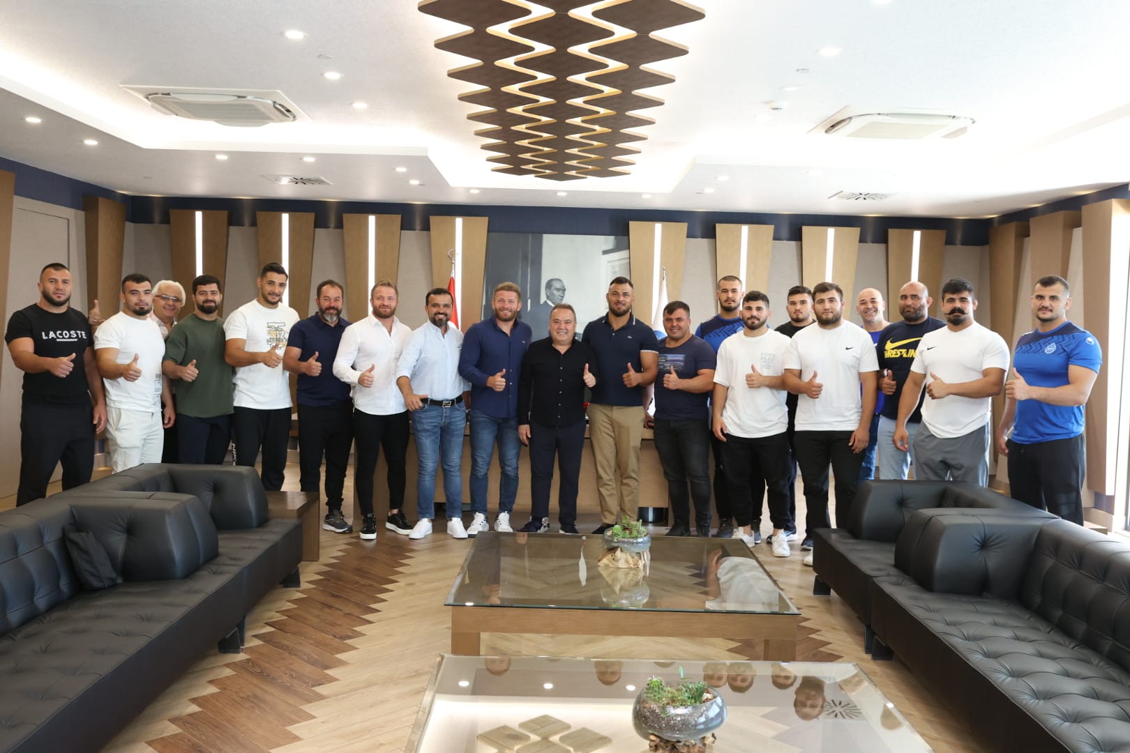 Büyükşehir Pehlivanları Kırkpınar Öncesi Başkan Böcek’i Ziyaret Etti