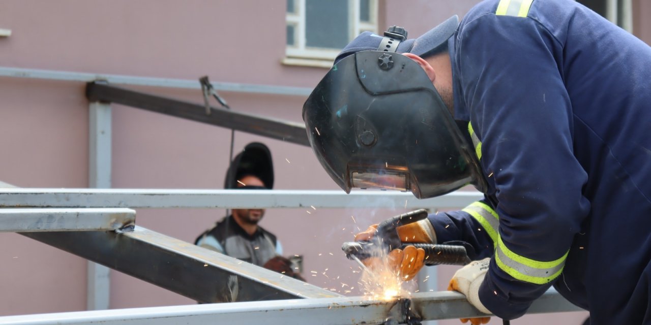 İZMİT BELEDİYESİ, SOFUOĞLU CAMİSİ’NE SUNDURMA YAPIYOR