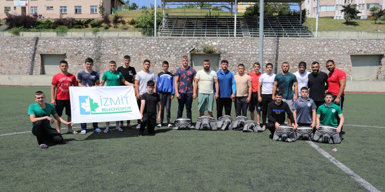 İZMİT BELEDİYESPORLU PEHLİVANLAR, KIRKPINAR İÇİN KAMPA GİRDİ