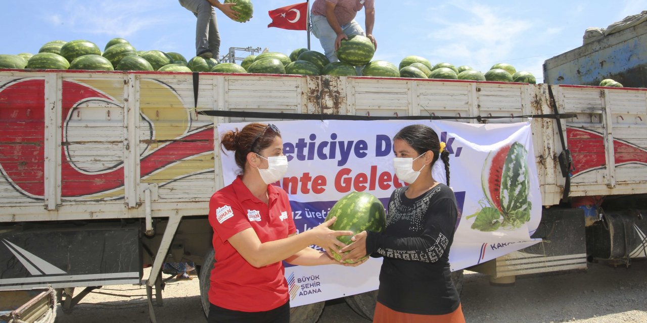 ADANA BÜYÜKŞEHİR, ÜRETİCİDEN ALDIĞI KARPUZU HALKA ÜCRETSİZ DAĞITIYOR