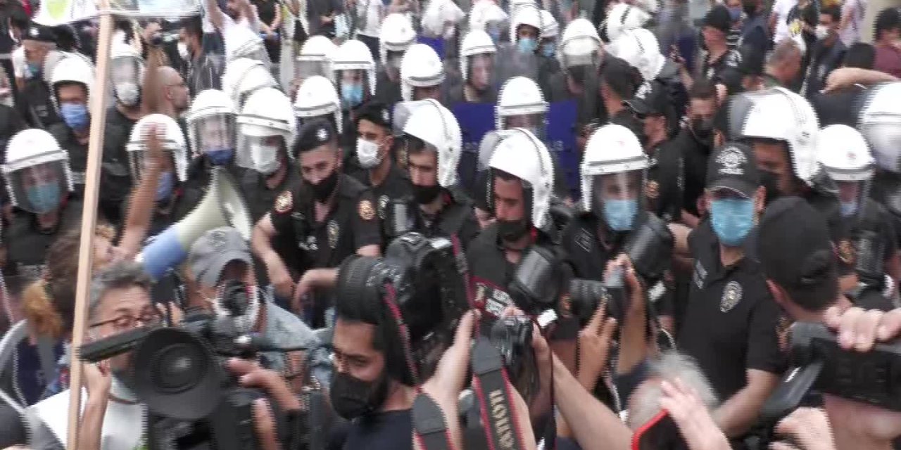 Aksaray’daki Bir Tekstil Hanında Çıkan Yangın Paniğe Sebep Oldu