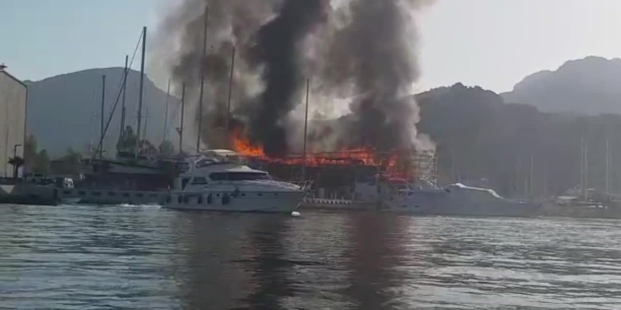 MARMARİS’TE TERSANEDE YANGIN ÇIKTI, 1 TEKNE TAMAMEN, 2'Sİ KISMEN YANDI